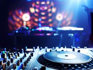 Jak znaleźć pracę jako DJ